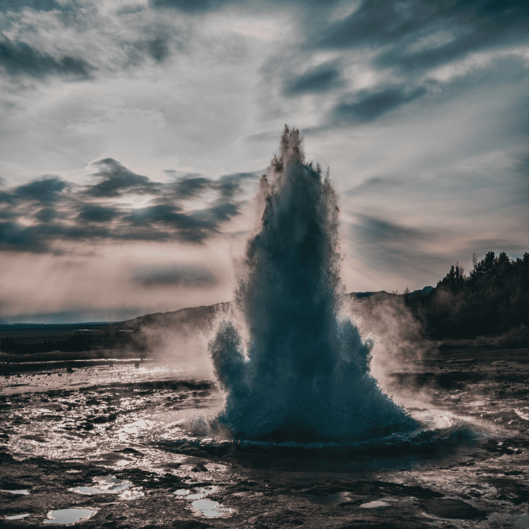 Erupting geysir.