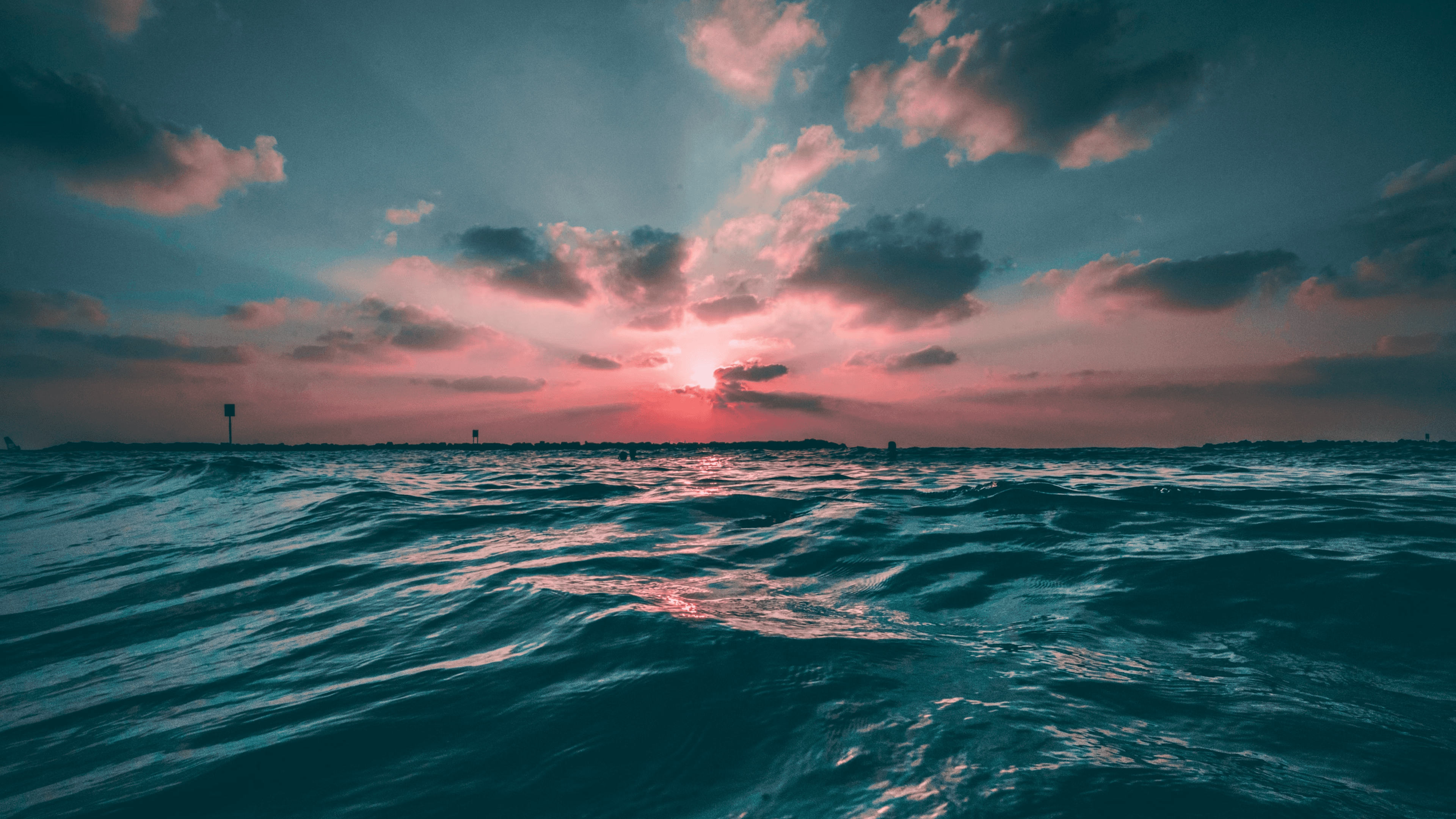 ruhiger Ozean während dramatischem Sonnenuntergang